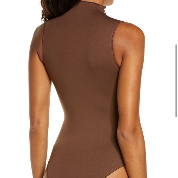 NEW SKIMS Essential Mock Neck Sleeveless Bodysuit In Smokey Quartz 4X/5X - Picture 10 of 11